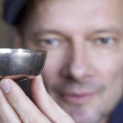 portraet nils altner mit klangschale